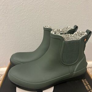 Brand new army green BOGS rain boots